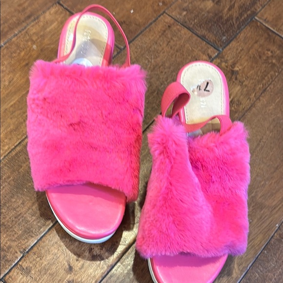 Fuzzy Pink platform sandals 7.5 - Picture 2 of 5